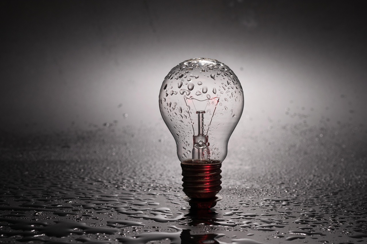 Lâmpada não apaga totalmente gasta energia: Mitos e verdades sobre economia