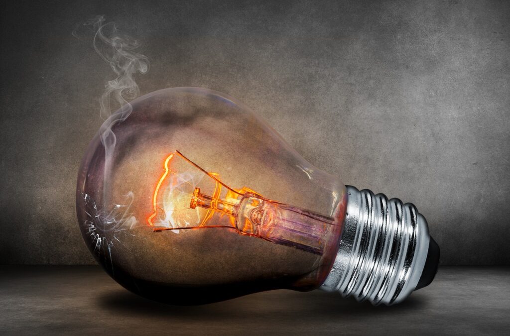 Lâmpada não apaga totalmente gasta energia: Mitos e verdades sobre economia
