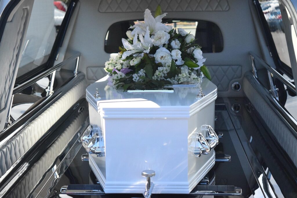 Quando a pessoa morre ela vê seu velório: Mitos e crenças desvendados