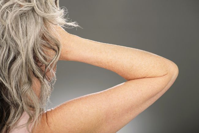 O que o cabelo grisalho diz sobre você: identidade, maturidade e estilo em transformação